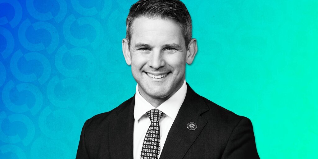 La CFTC investiga a Adam Kinzinger por apostar en Kalshi sobre su propio indulto