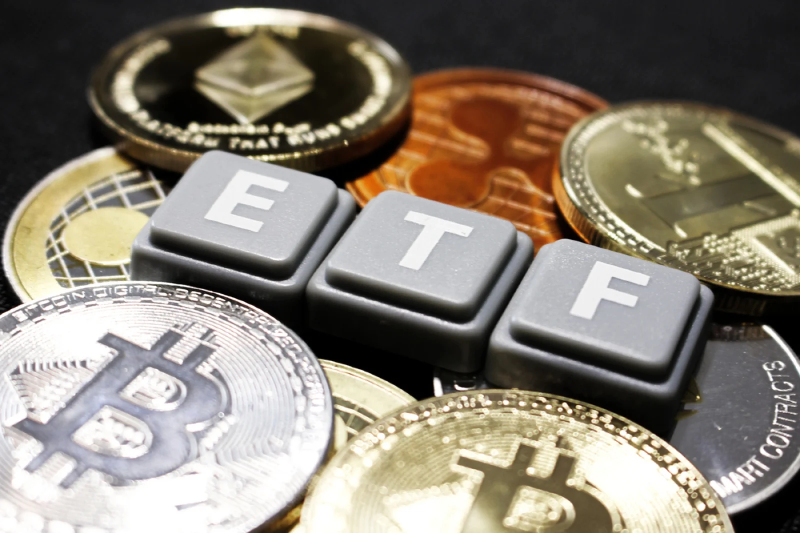 Bitcoin ETF z napływem 100 mln dolarów, podczas gdy ETF-y na Solanę, XRP i Ethereum tracą