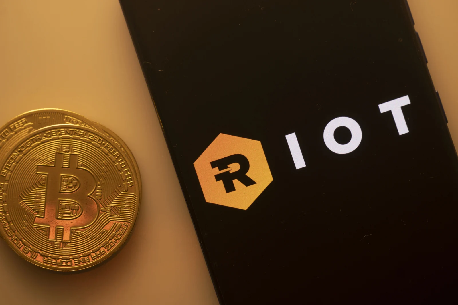 AI Over Bitcoin: Mining Giant Riot Sells 4,300 BTC to Fund Data Center Expansion